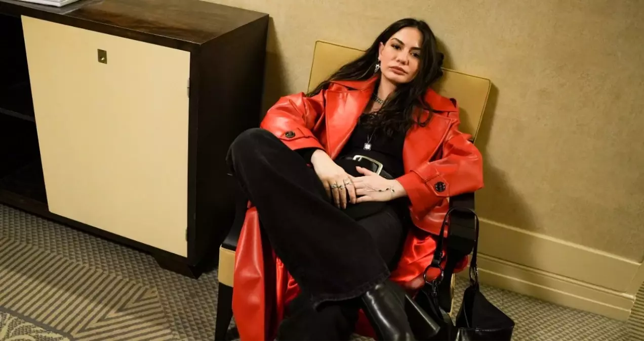 Eşref Rüya'nın Nisan'ı Demet Özdemir'den olay şarkı! Şimdi Böyle Biriymiş'in şarkı sözleri nedir?