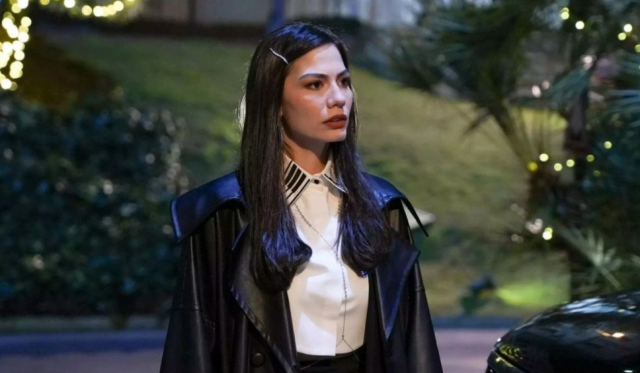 Eşref Rüya'nın Nisan'ı Demet Özdemir'den olay şarkı! Şimdi Böyle Biriymiş'in şarkı sözleri nedir?