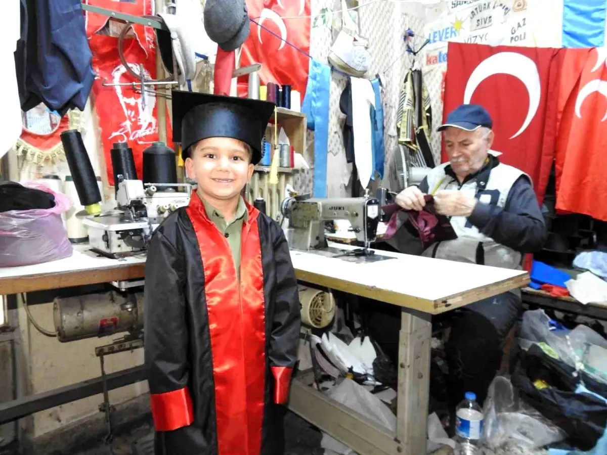 78 Yaşındaki Terzi Ustası 60 Yıldır Cübbe Dikişine Devam Ediyor