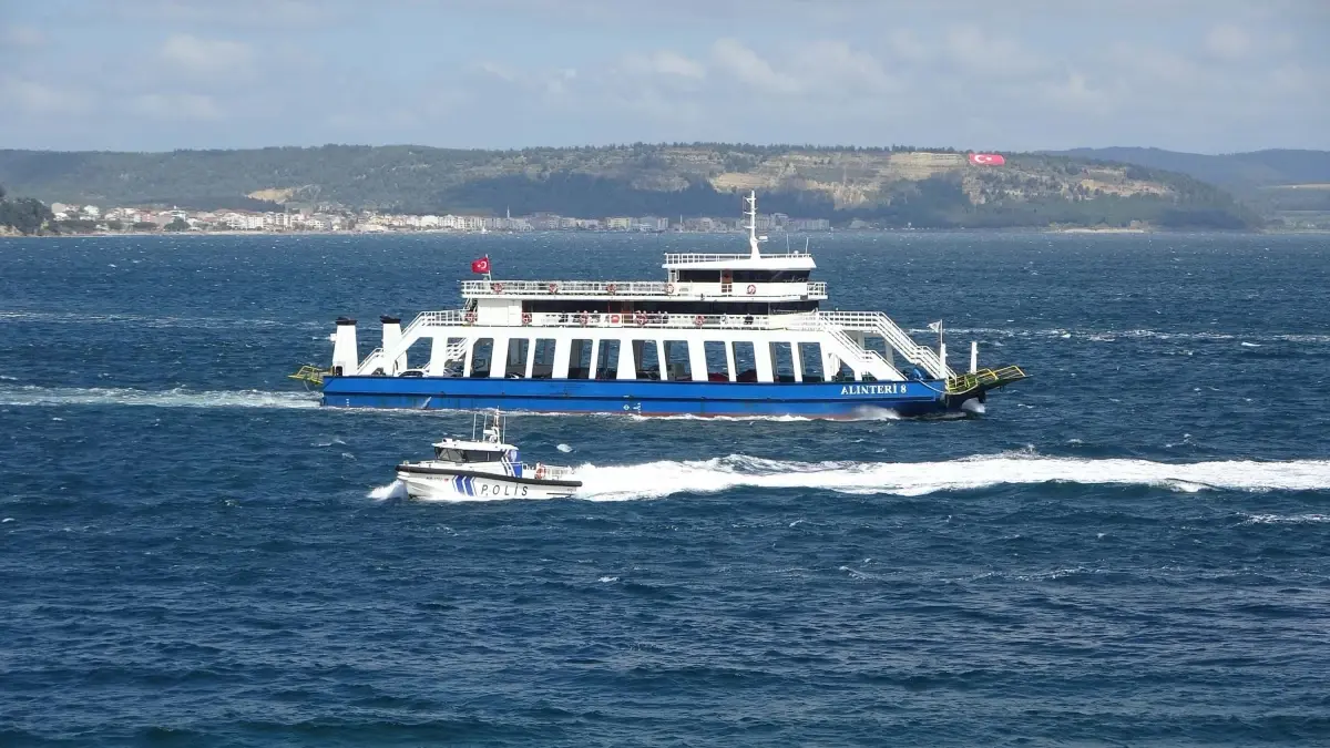Çanakkale'de Poyraz Fırtınası Feribot Seferlerini İptal Etti