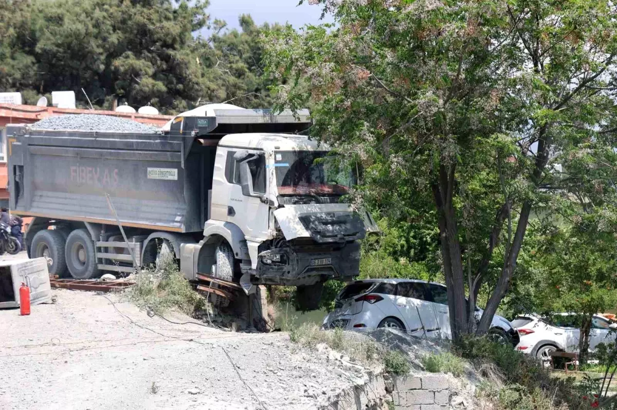 Hatay'da Kontrolden Çıkan Kamyon, Otomobilin Üzerinde Asılı Kaldı