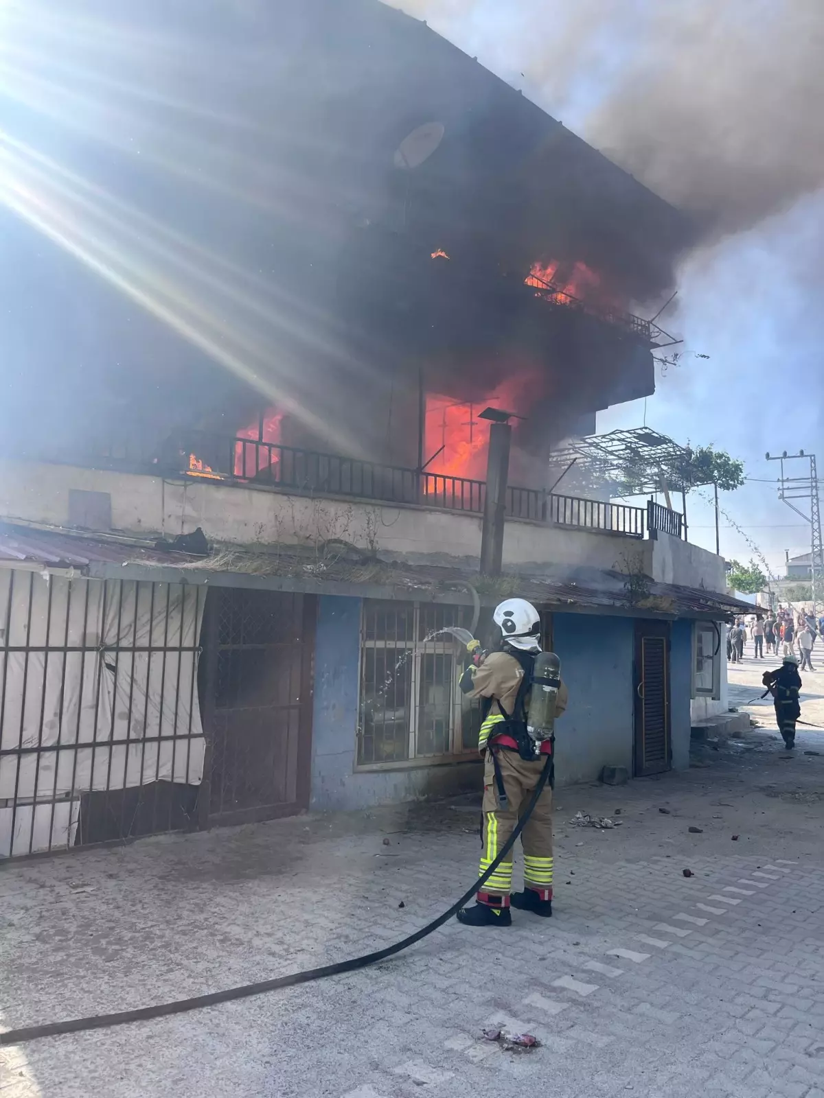 Hatay'da 3 Katlı Binada Yangın: 4 Kişi Hastaneye Kaldırıldı