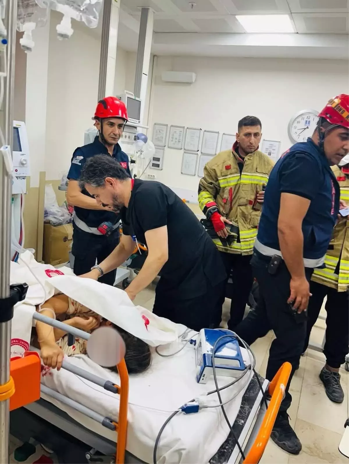 Hatay'da Küçük Kız Çocuğu Yüksekten Düşerek Yaralandı