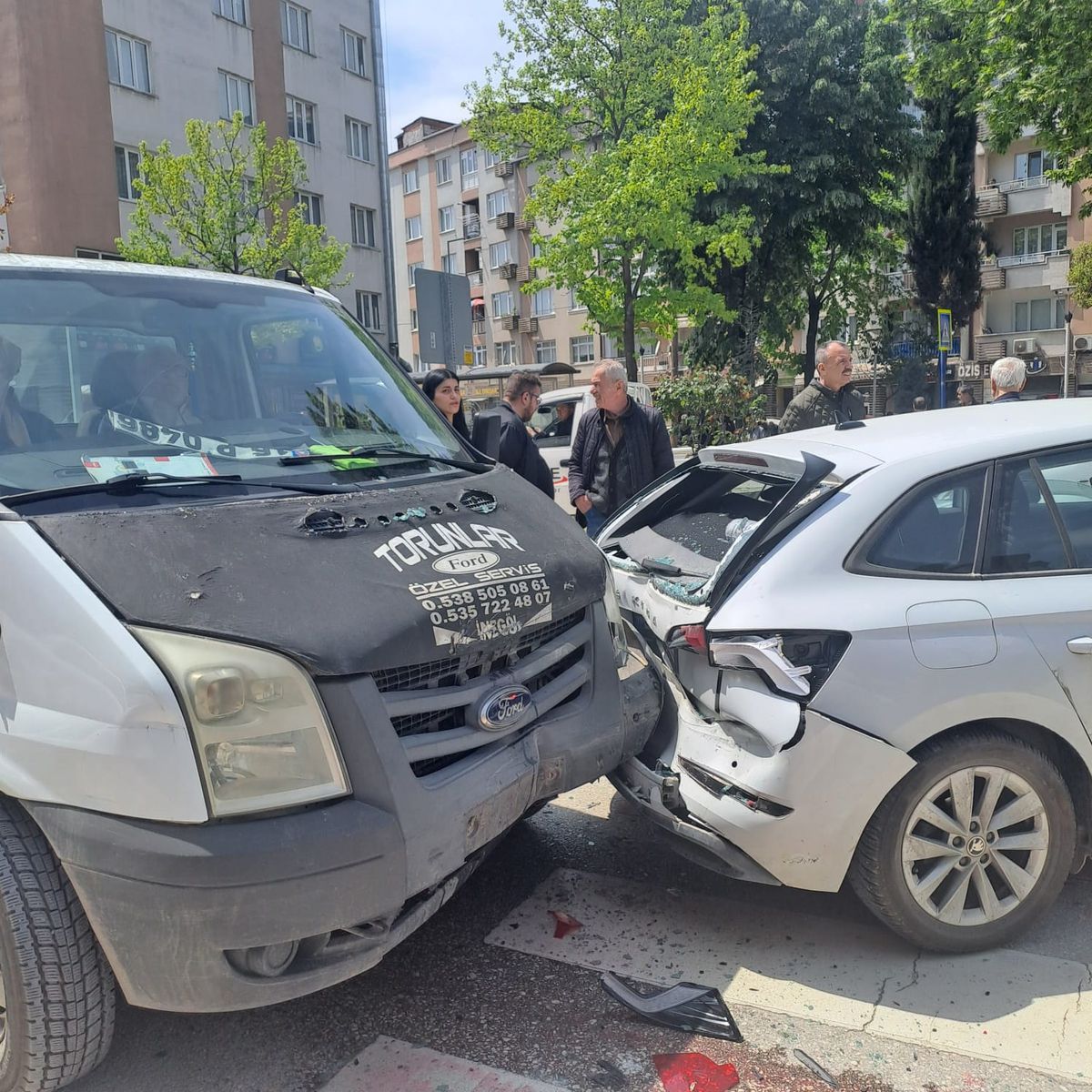 İnegöl'de Kamyonet ve Otomobil Çarpışması: 3 Yaralı