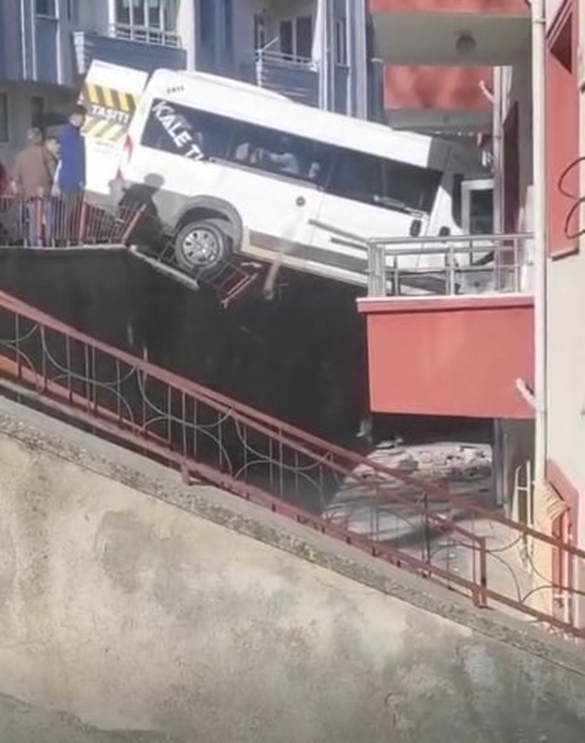 Çorum'da Kontrolden Çıkan Okul Servisi Balkona Çarptı