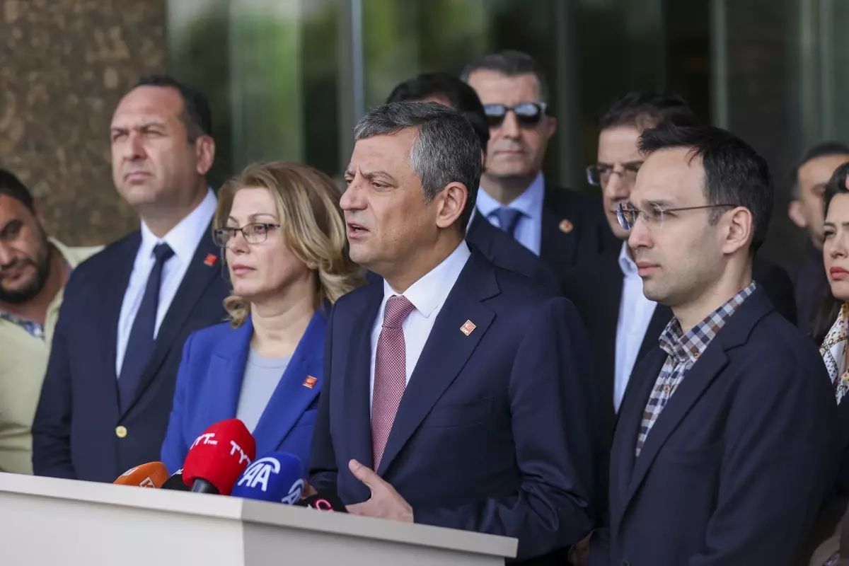 Özgür Özel, Sırrı Süreyya Önder'i Hastanede Ziyaret Etti
