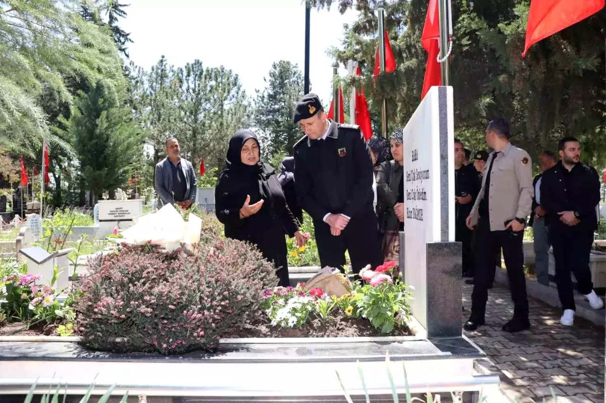 Şehit Uzman Jandarma Mustafa Uğurelli kabri başında dualarla anıldı