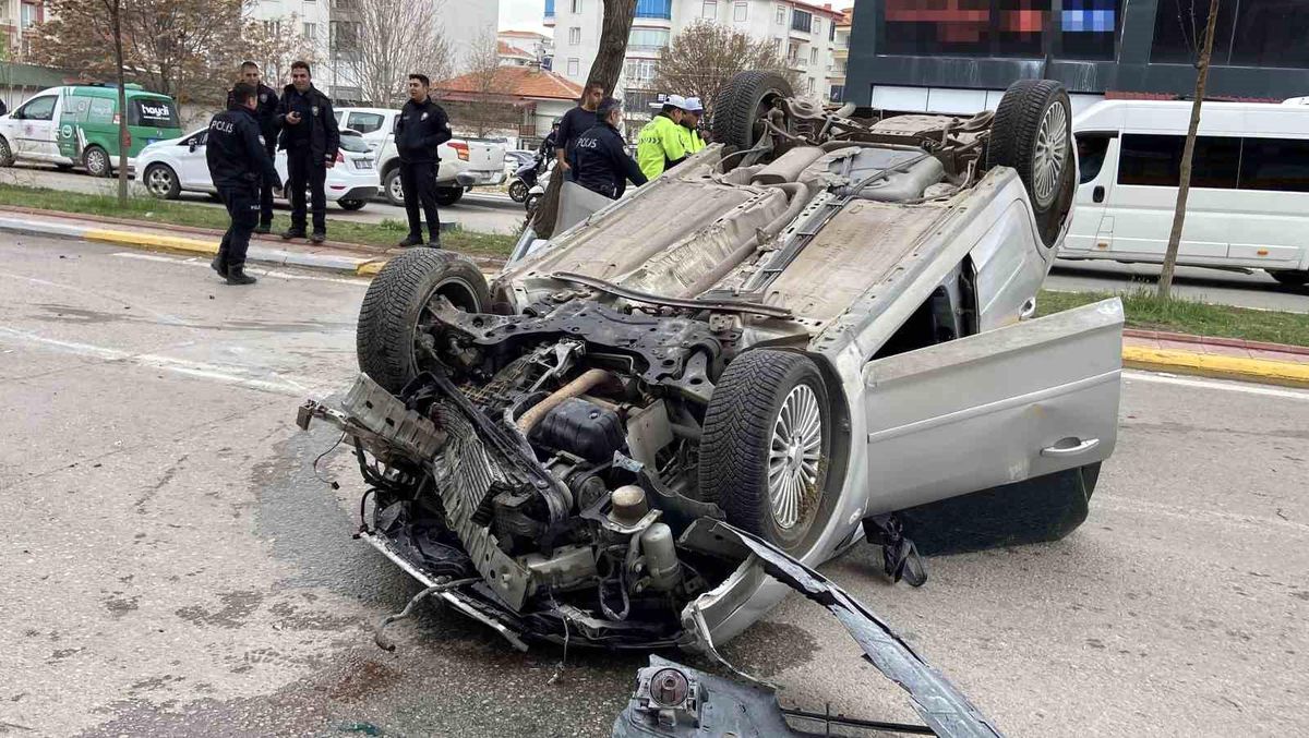 Aksaray'da Kaza: Sürücü Yaya Kurtarmak İçin Direksiyonu Kırdı, Takla Attı