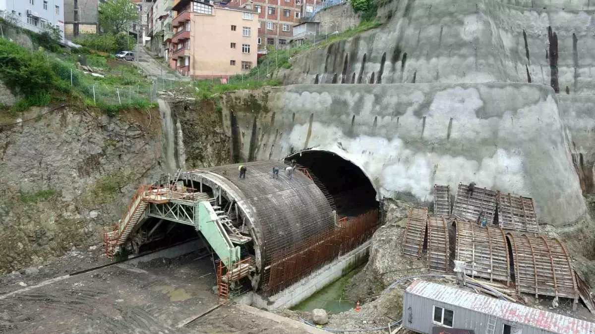 Trabzon'da Çift Tüp Tünel İnşaatında Işık Göründü