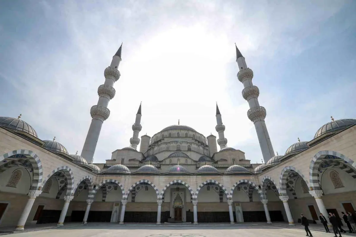 TBMM Başkanı Kurtulmuş, Kırgızistan'da Bişkek Kırgız-Türk Dostluk Devlet Hastanesi'ni ziyaret etti