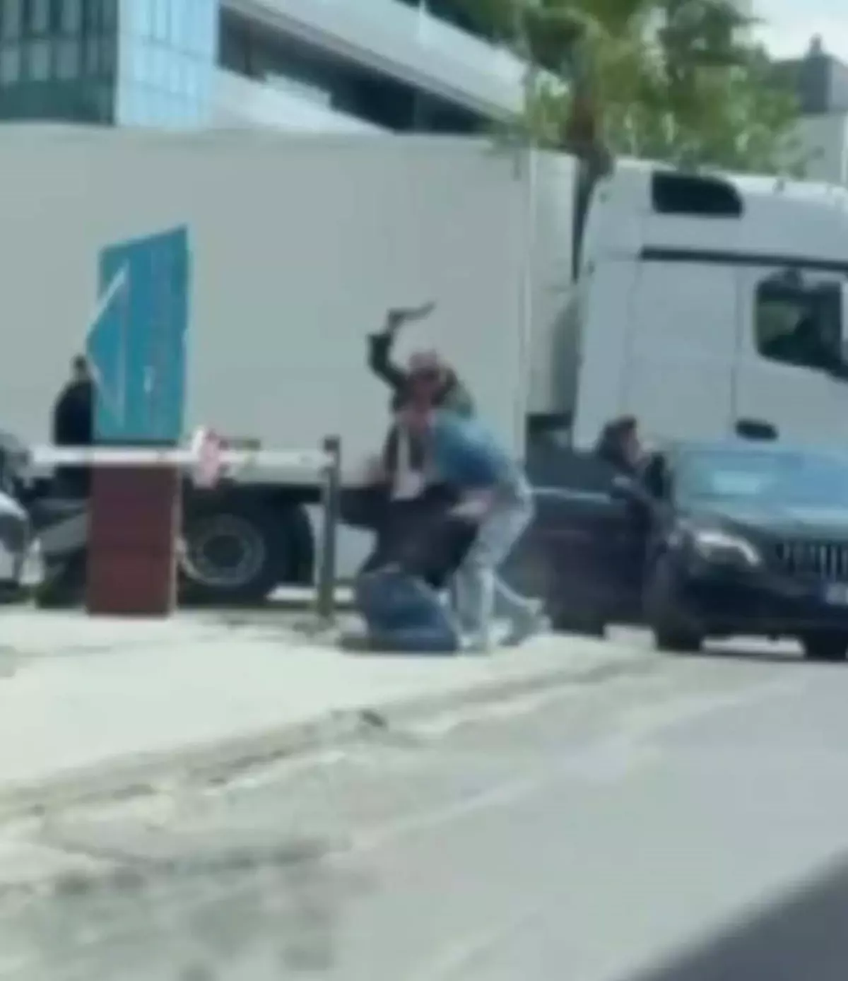 İzmir'de Trafik Kavgası: Sürücü Satırla Saldırdı