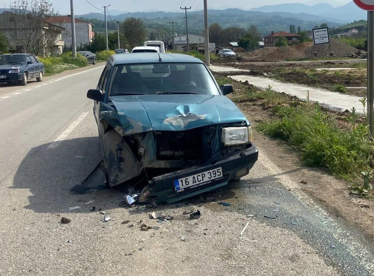 İnegöl'de Otomobil ve Traktör Çarpıştı: 3 Yaralı