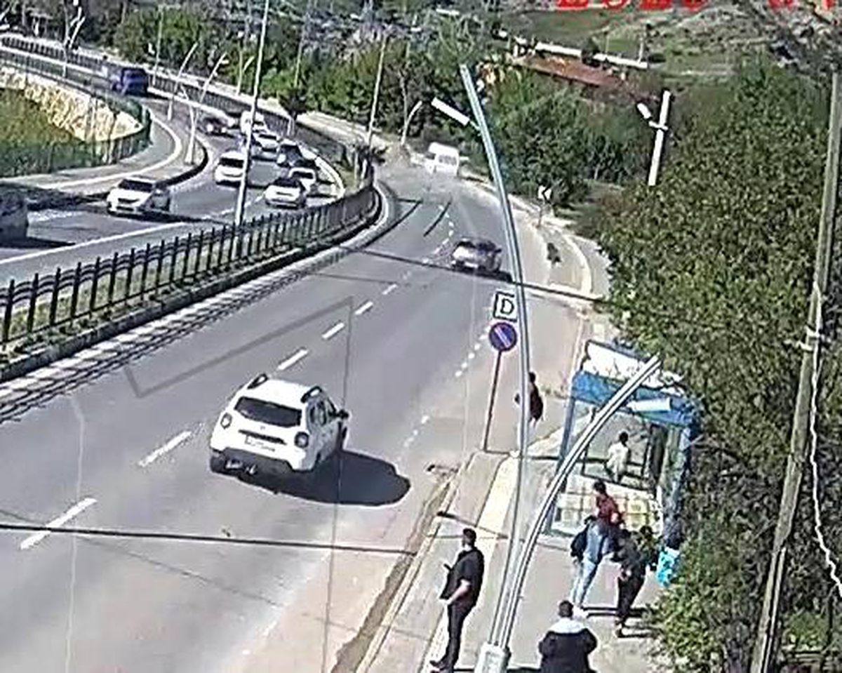 Tunceli'de Minibüsün İki Araca Çarptığı Kaza Güvenlik Kamerasında