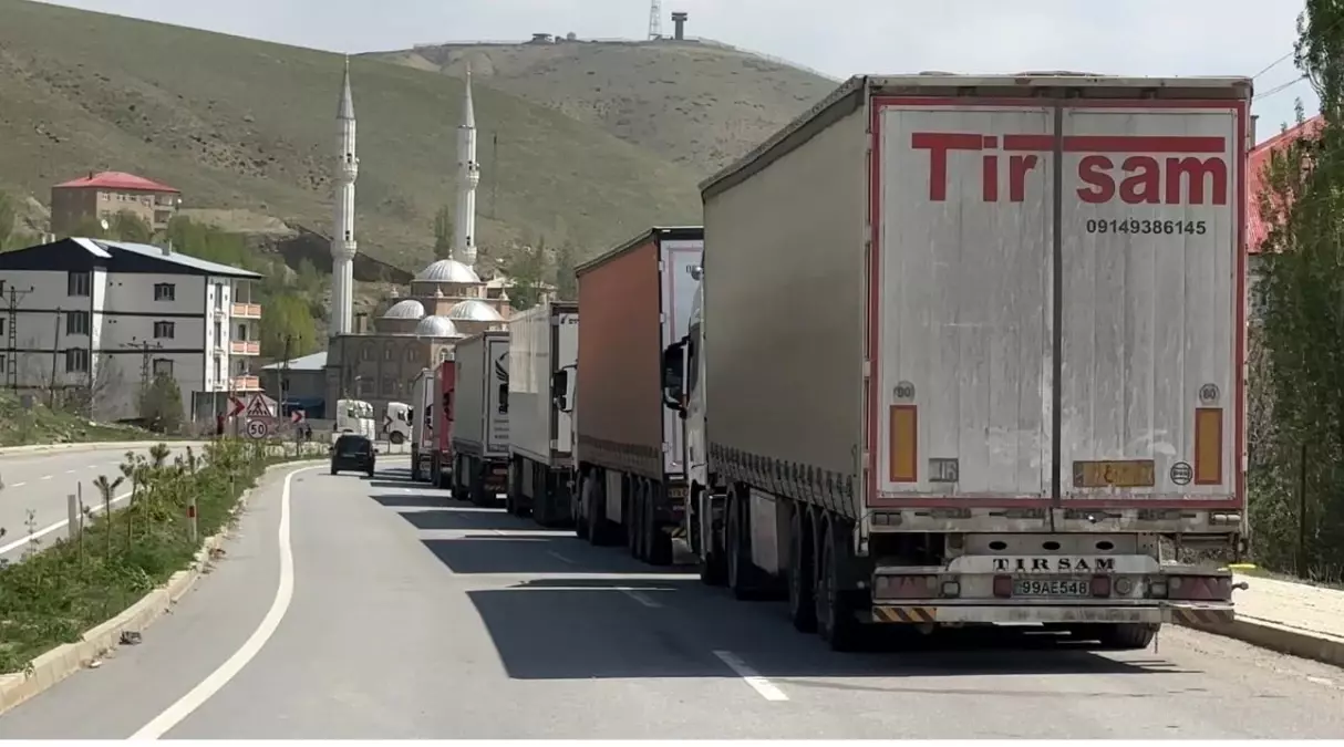 Esendere Gümrük Kapısı'nda 2 Kilometrelik Tır Kuyruğu