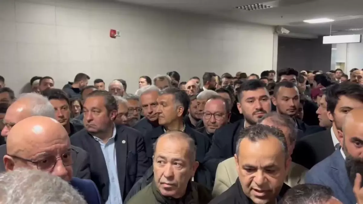 Zafer Partisi Genel Başkanı Ümit Özdağ hakim karşısında / Görüntü eklendi