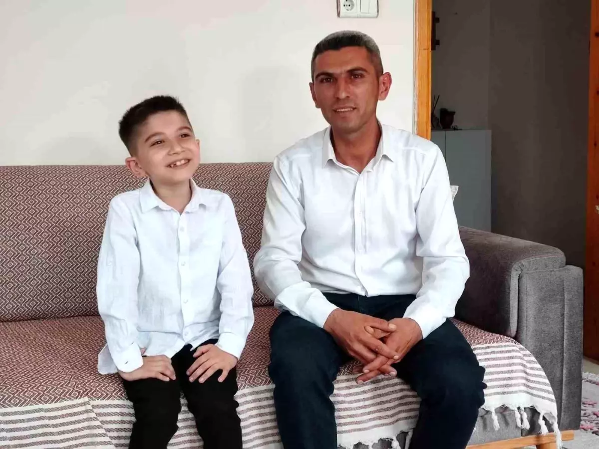 Adana'da 23 Nisan Töreninde Viral Olan Çocuk, Şarkı Söylemeyi Babasından Öğrendi
