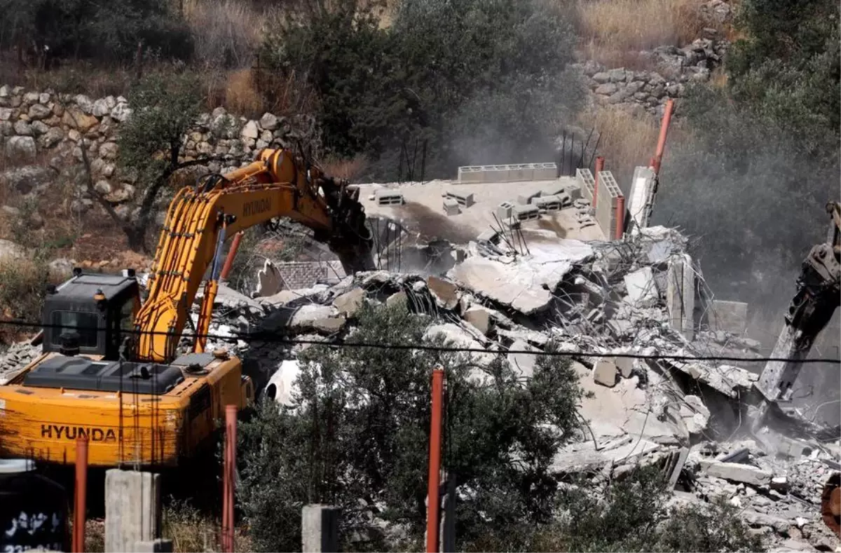 İsrail, Batı Şeria'da Filistinlilere Ait Binaları Yıktı