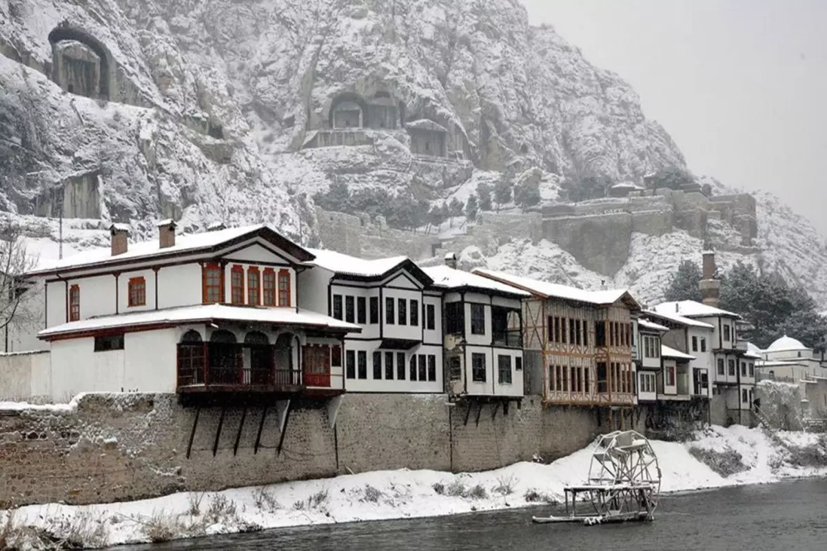 Amasya'da bahar ortasında kar sürprizi