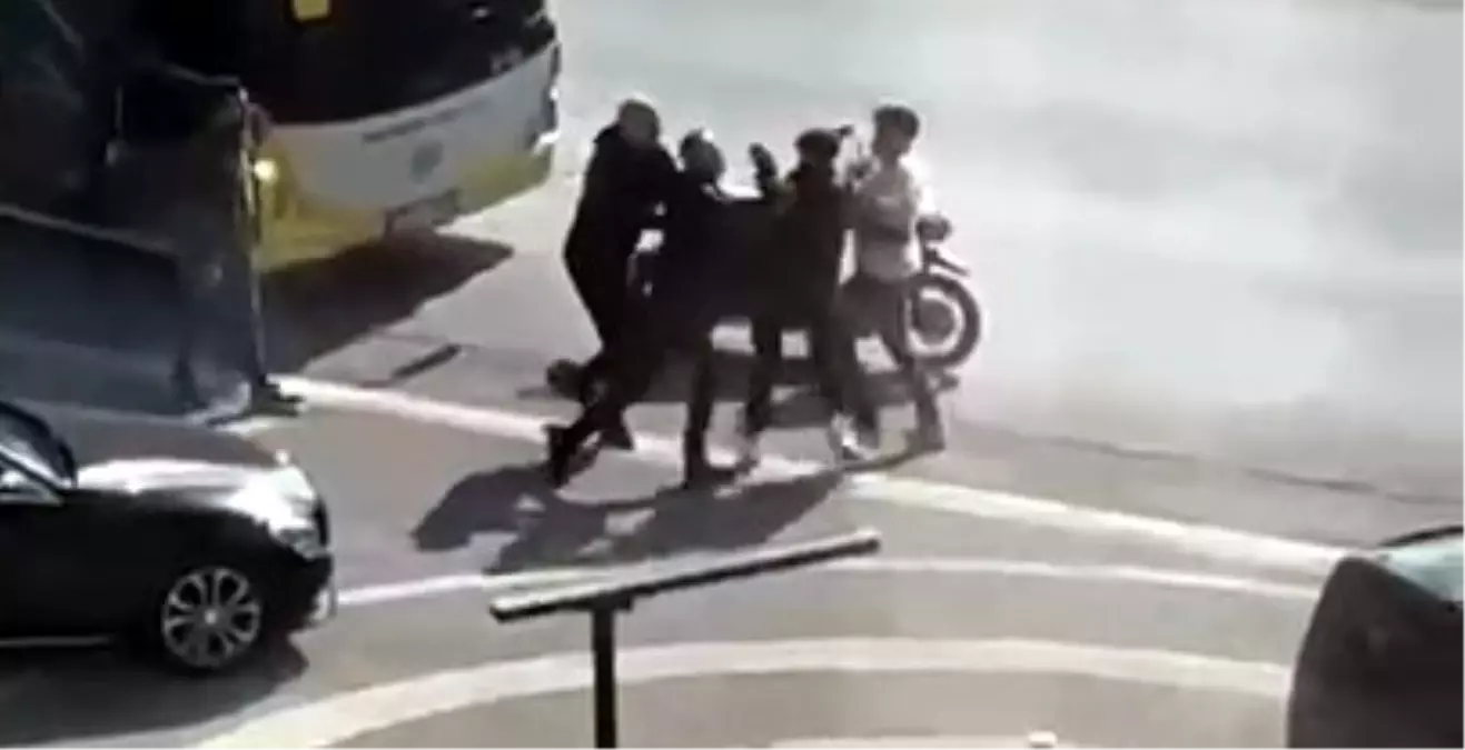 Avcılar'da Yol Verme Kavgası Büyüdü