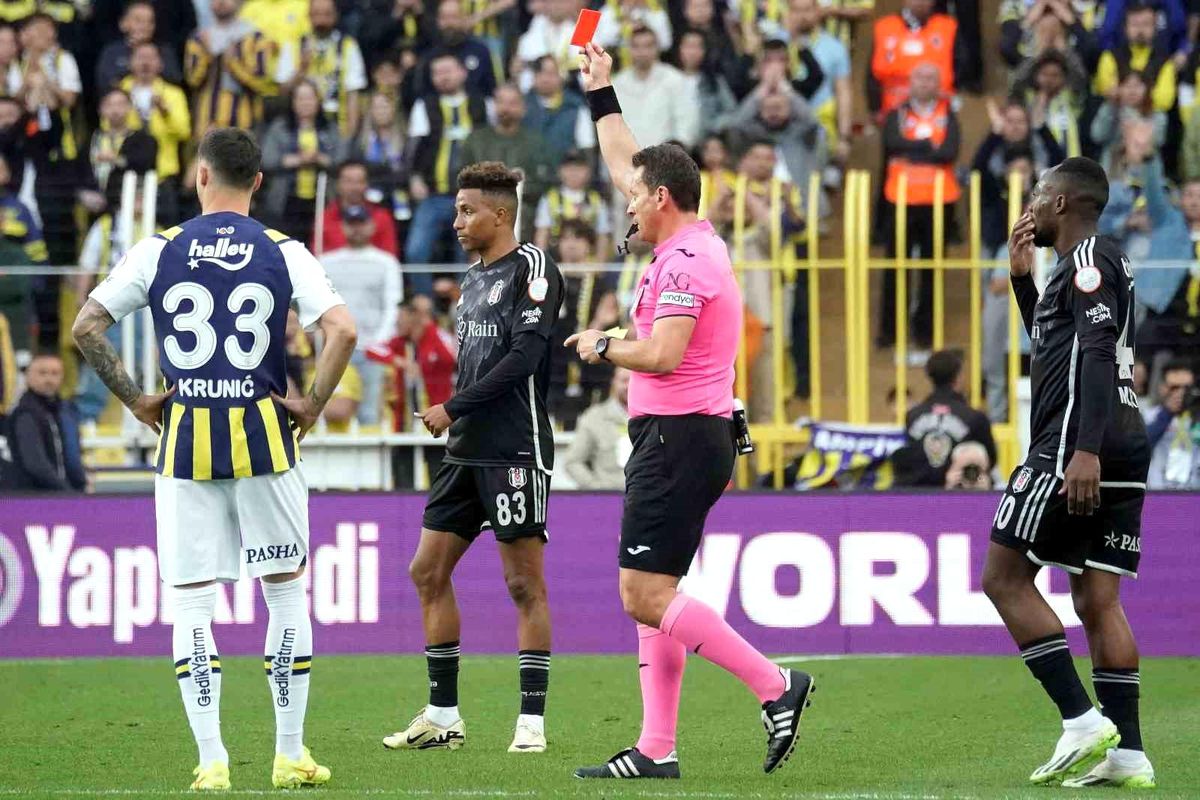 Beşiktaşlı Futbolcular Fenerbahçe Derbilerinde Kırmızı Kart Rekoru Kırdı