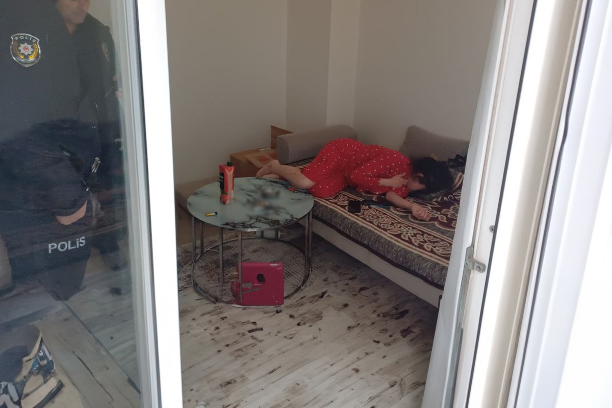 Birlikte yaşadığı kadını dövüp, bıçakladı