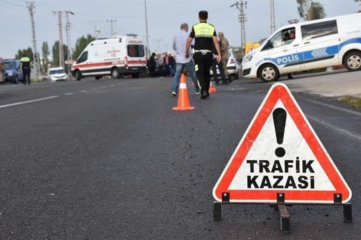 Bitlis'te minibüs ile otomobil kafa kafaya çarpıştı