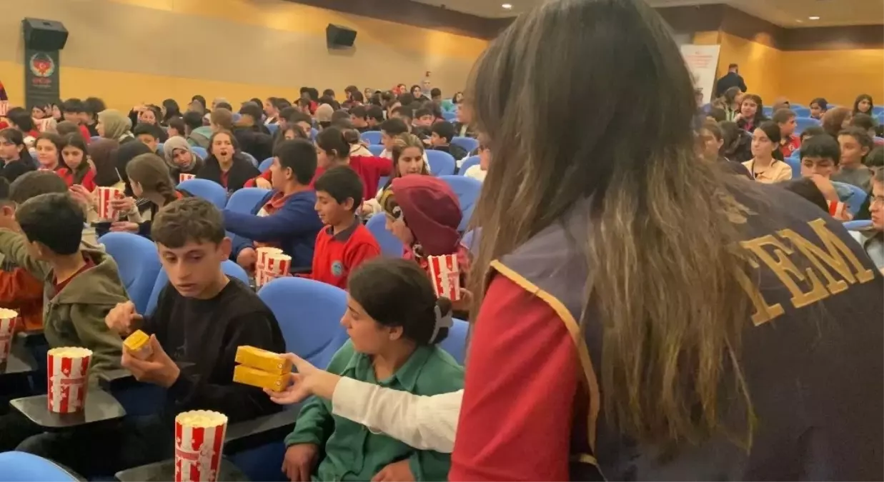 Bitlis'te 800 öğrenci, şehit öğretmenin hayatını anlatan filmi izledi