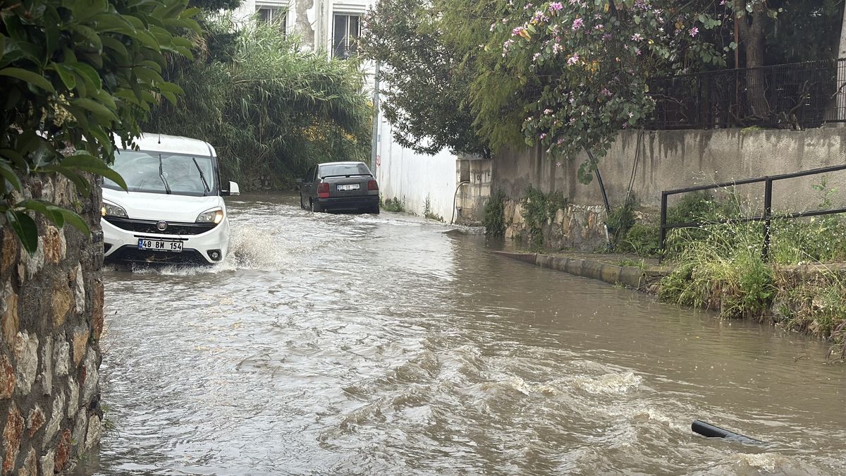 Bodrum'da Sağanak Sel: Dereler Taşarken Denizin Rengini Değiştirdi