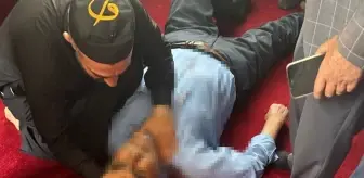 Camide namaz kılarken bıçaklandı