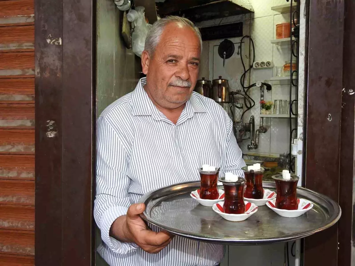 Çaycı İsmet Baba: Gaziantep'in Neşesi ve Geleneksel Çay Kültürü