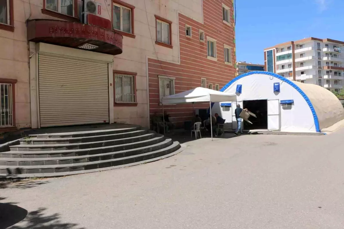 Diyarbakır'da Aileler HDP Önünde Oturma Eylemi Başlattı