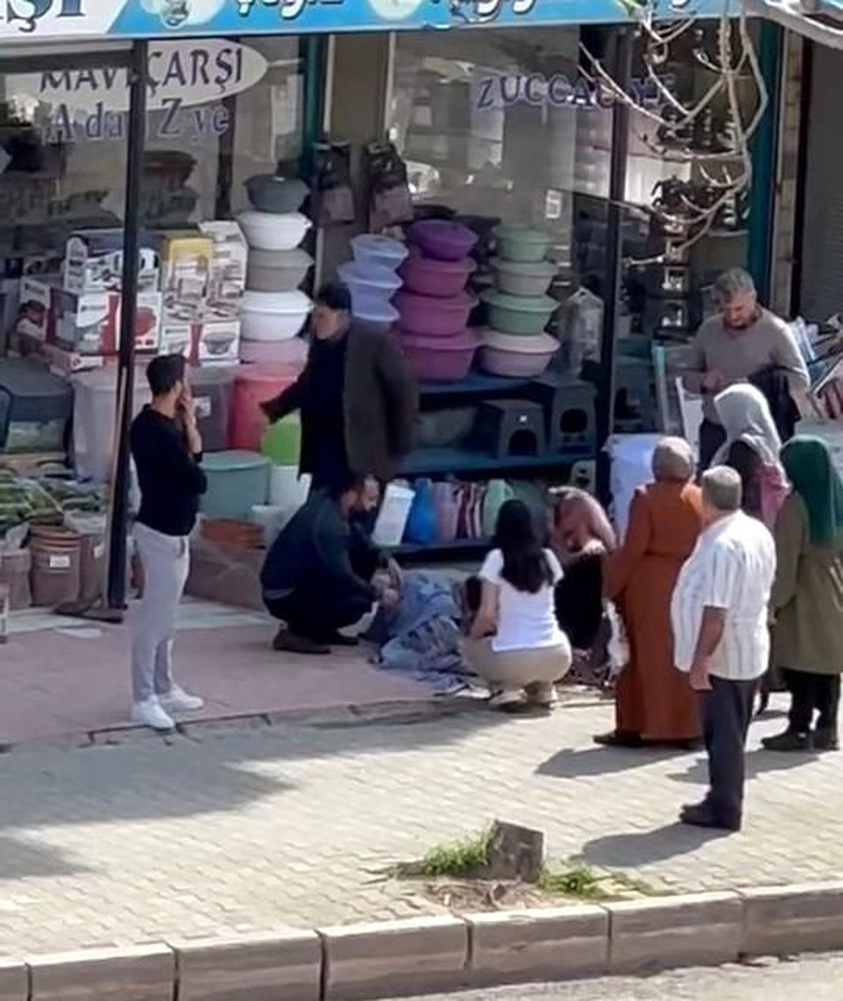 Elazığ'da Cam Siler Kadın 1. Katından Düştü