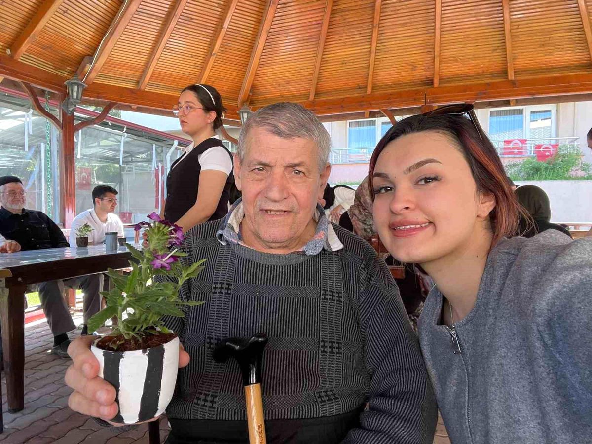 Hemşirelik Öğrencilerinden Huzurevi Ziyareti ve Sosyal Sorumluluk Projesi