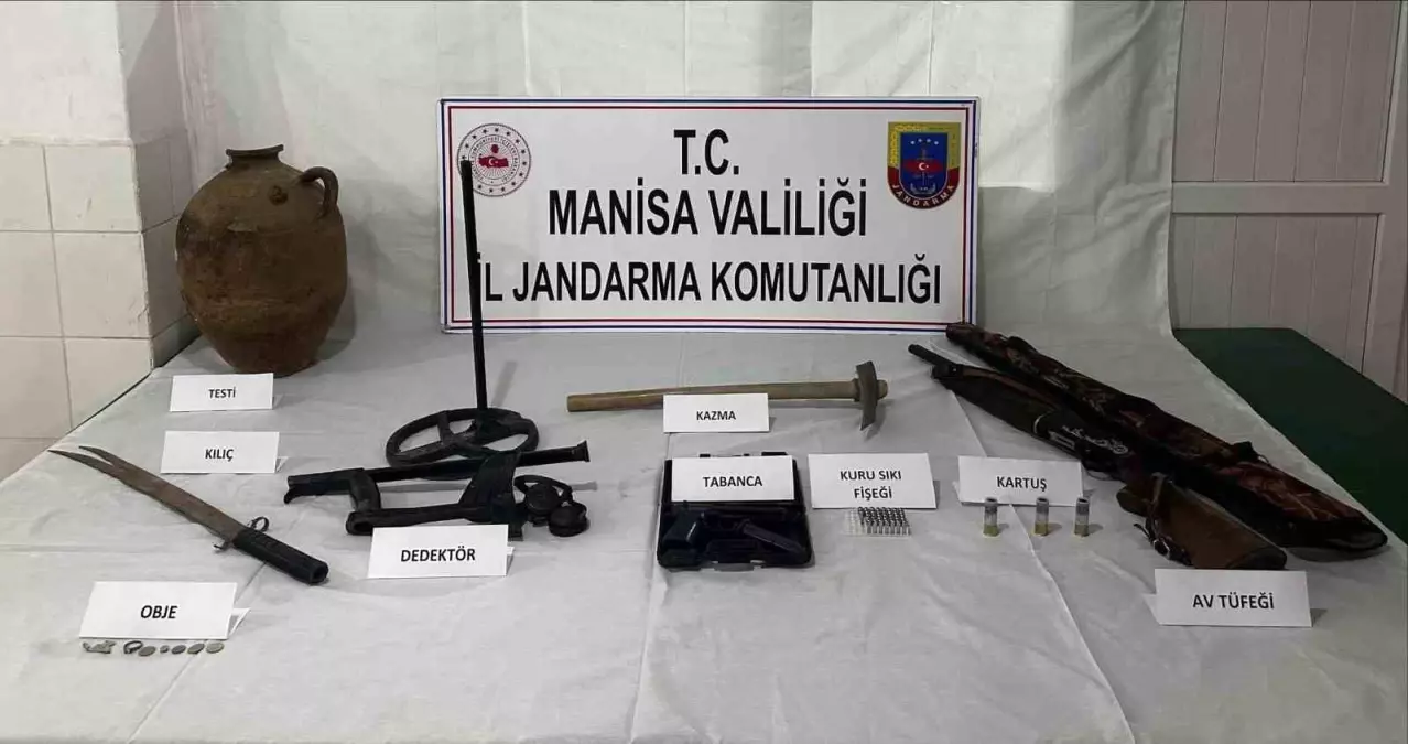 Manisa'da Kaçak Kazı Operasyonu: Tarihi Eserler ve Ruhsatsız Silahlar Ele Geçirildi