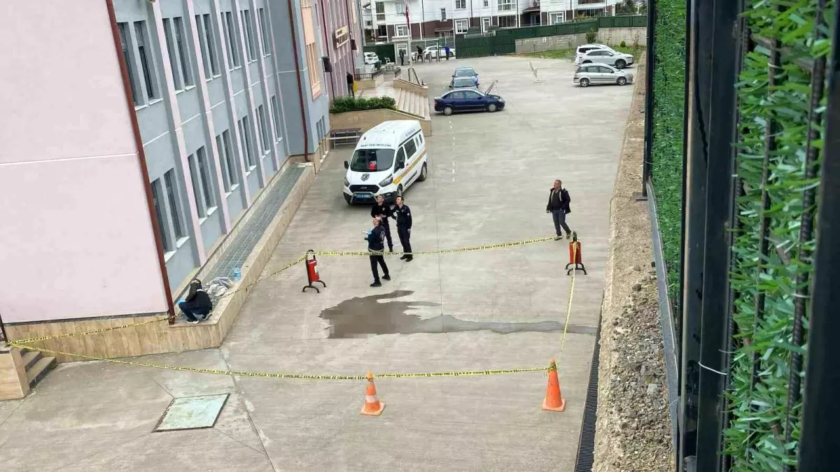 Gölcük'te Liseli Öğrenci 4'üncü Kattan Düştü