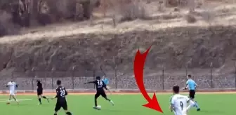 Kramponu çıkan futbolcunun yalın ayakla attığı gol ağızları açık bıraktı