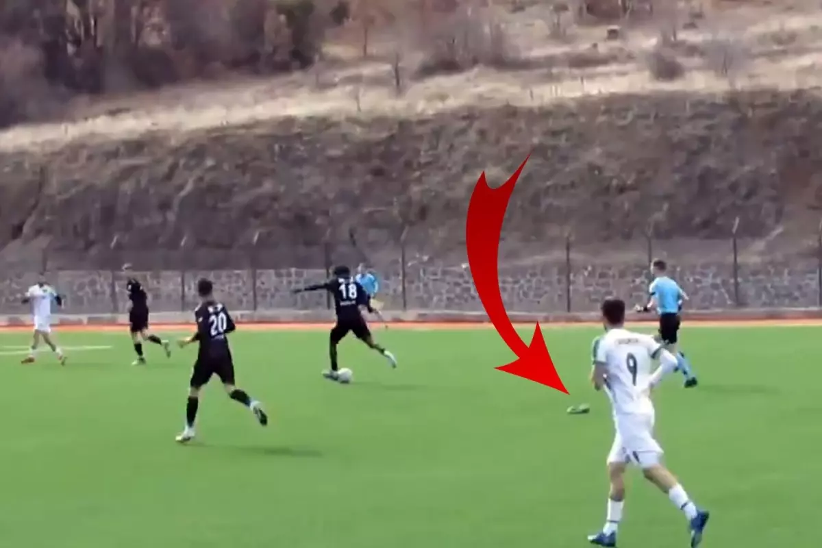 Kramponu çıkan futbolcunun yalın ayakla attığı gol ağızları açık bıraktı