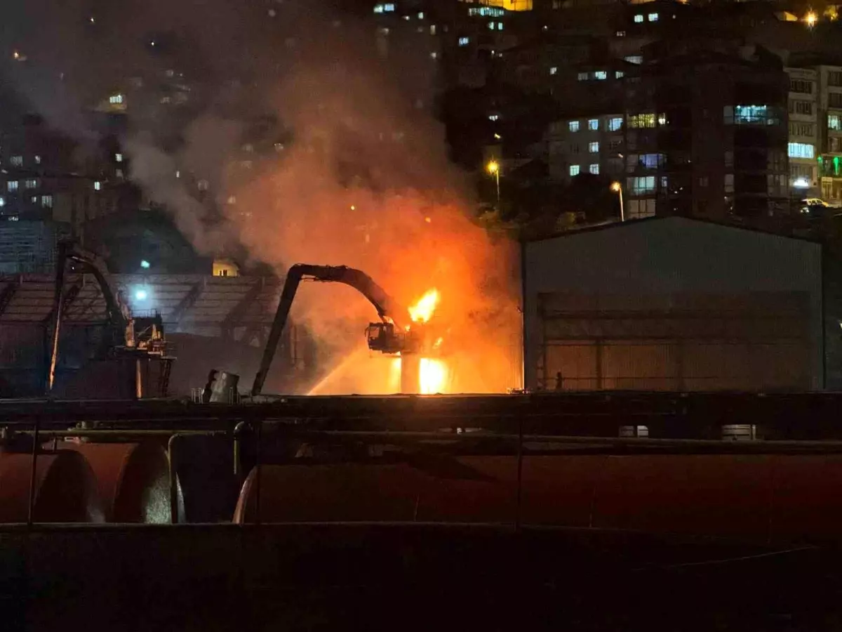 Zonguldak'ta TTK Limanında Yangın: Bir İş Makinesi Kullanılamaz Hale Geldi