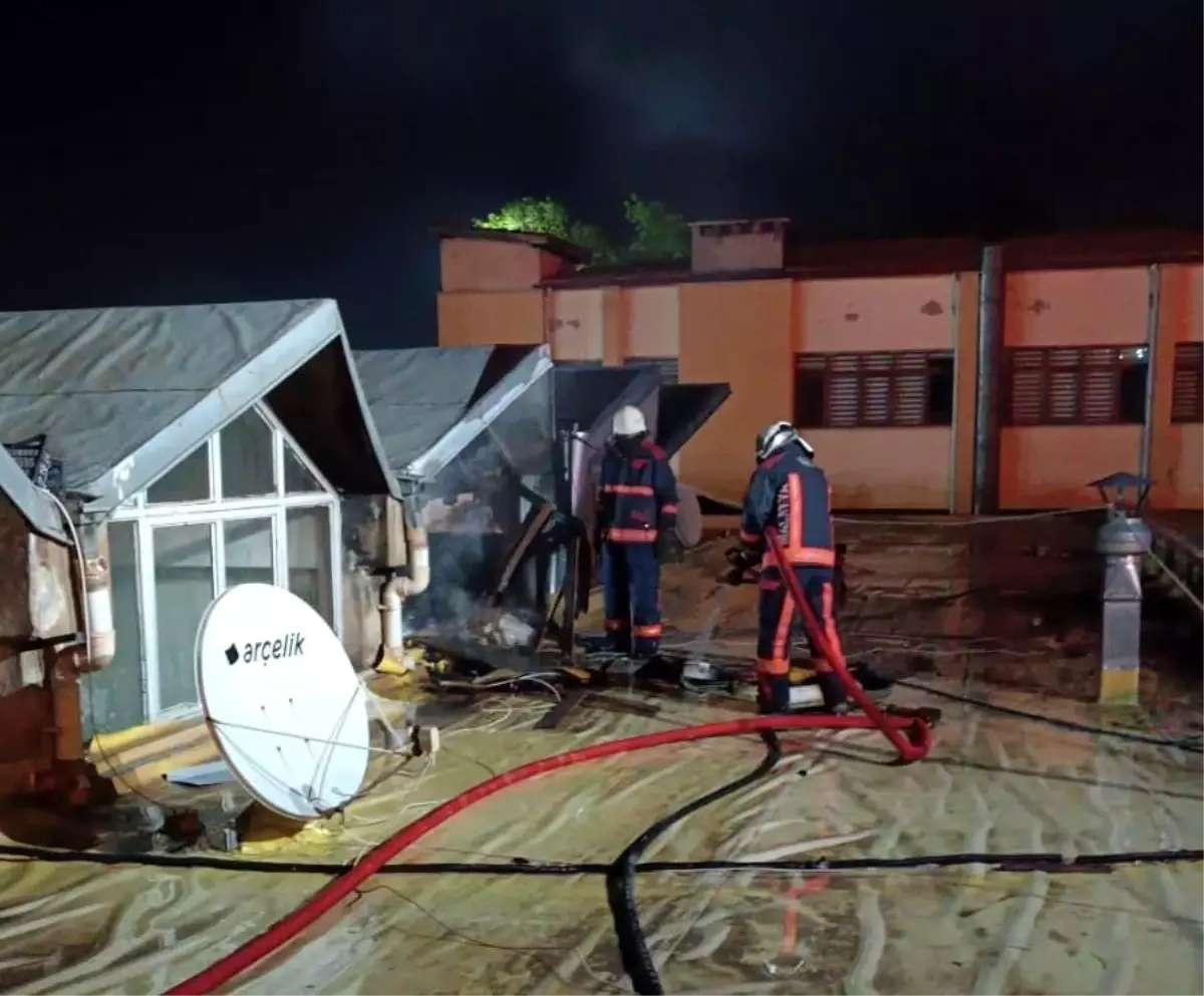 Malatya'da İşyeri Çatısında Yangın Çıktı