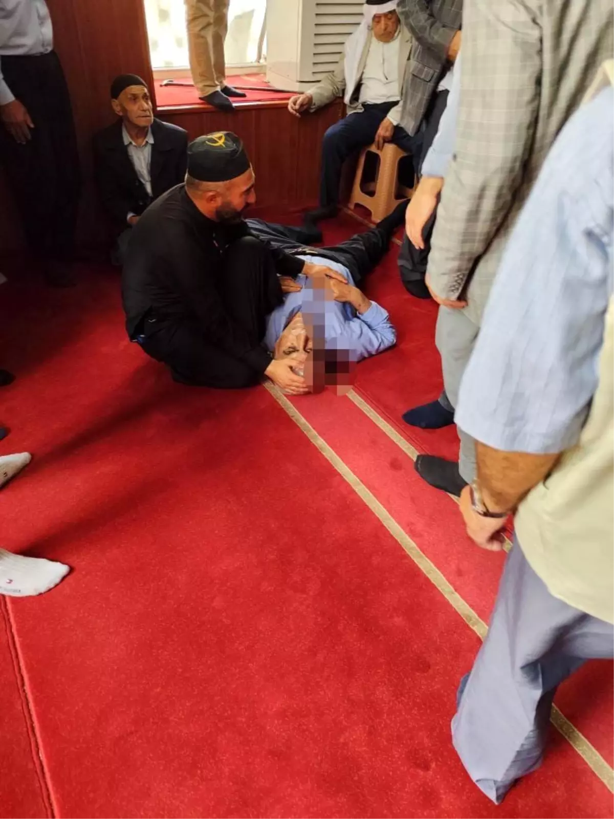 Kızıltepe'de Camide Bıçaklı Saldırı: Bir Kişi Ağır Yaralandı