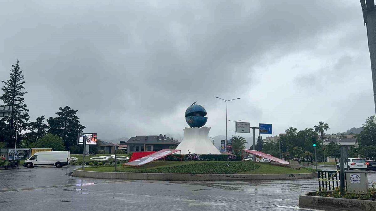 Marmaris'te Bahar Yağmurları Sokakları Su Biryakatlarına Boğdu