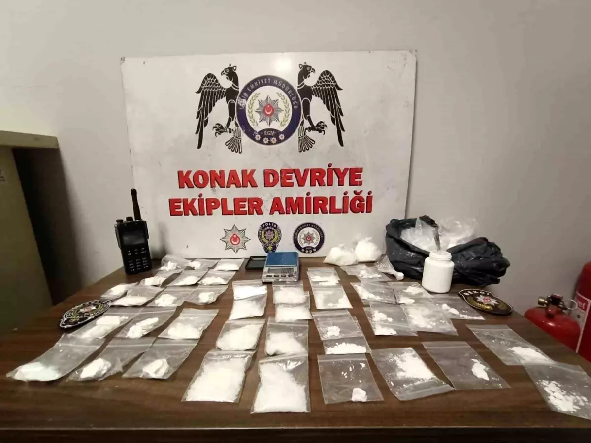 İzmir'de Motosikletle Uyuşturucu Ticareti Yapan 2 Kişi Tutuklandı
