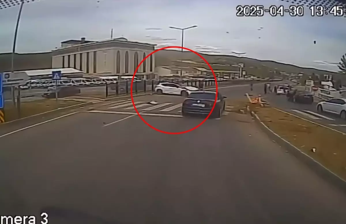 Bingöl'de Kavşakta Otomobil Kazası: Bir Yaralı