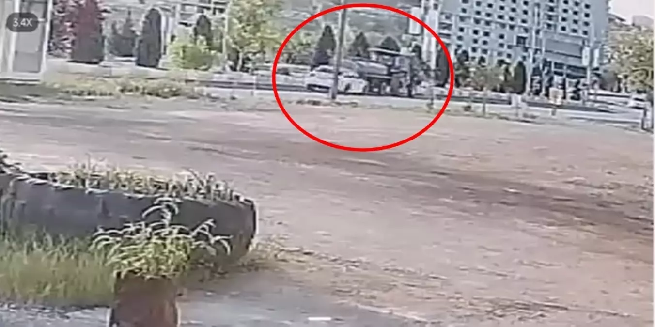 Mardin'de Otomobil Traktöre Bağlı Su Tankerinin Altına Girdi