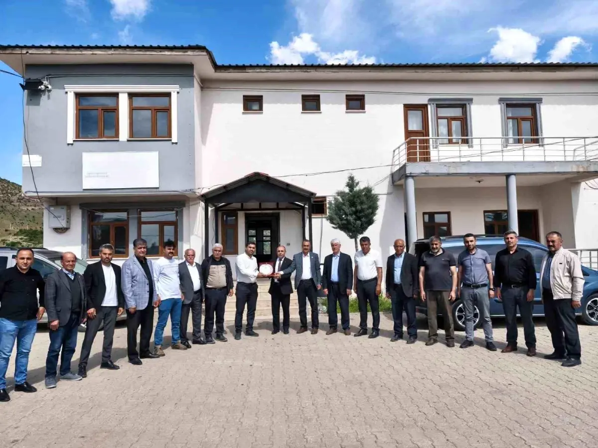 Sason'da Halk, İlçe Özel İdare Müdürü Mutalip Çelik'i Ödüllendirdi