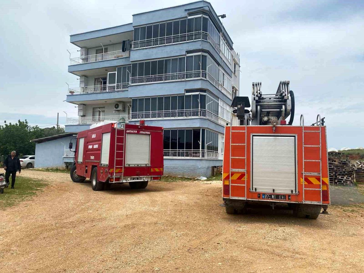 Antalya'da Apartmanda Yangın Paniği