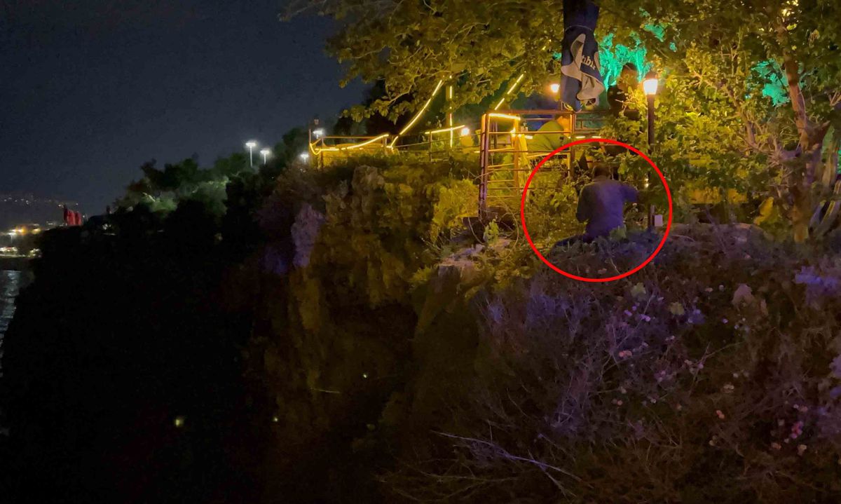 Antalya'da Falezlerde İntihara Kalkışan Adam İkna Edildi