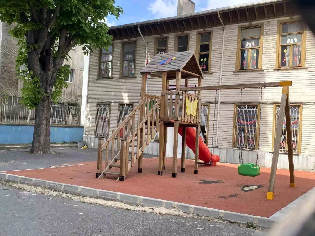 Üsküdar'daki Halil Rüştü Anaokulu, Deprem Sonrası Boşaltıldı