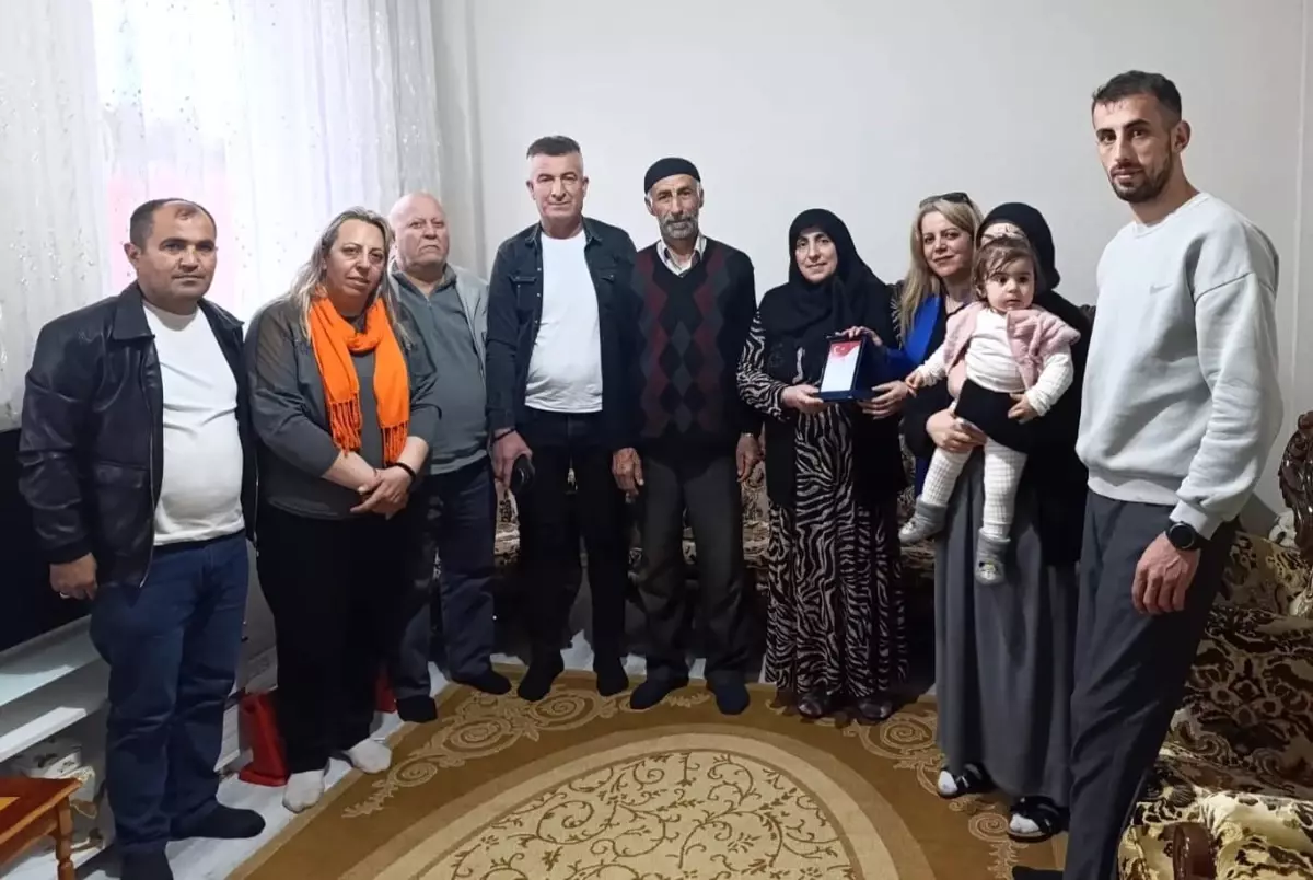 Vatan için evladını feda eden anne, yılın annesi seçildi