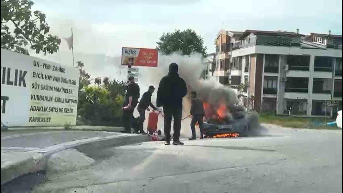 Yalova'da Seyir Halindeki Otomobilin Motor Kısmında Yangın Çıktı
